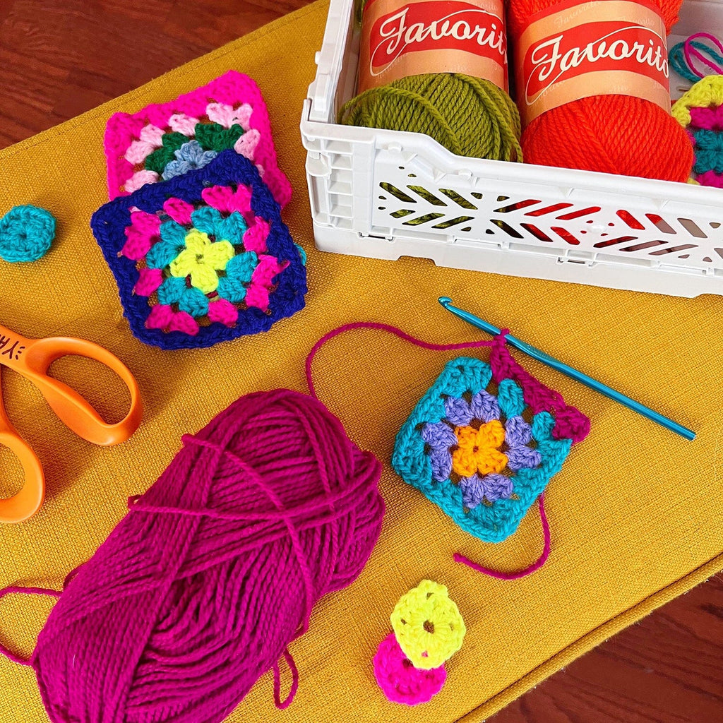 The Granny Square Kit : Everything You Need to Crochet Square by Square!  Kit Includes: 32-page Project Book, 2 Colors of Yarn, Crochet Hook, Plastic  Needle (Kit) 